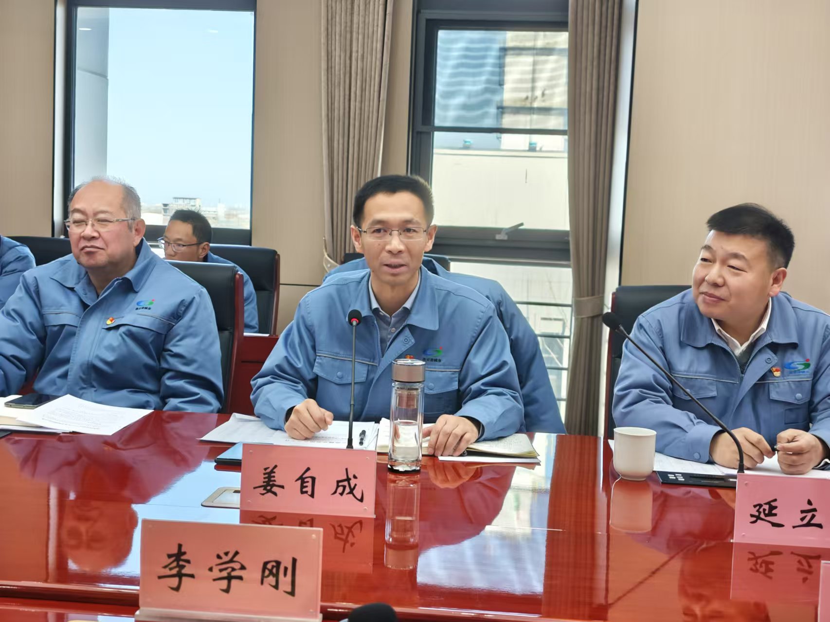 公司召開安全生產(chǎn)專題會暨中層干部大會